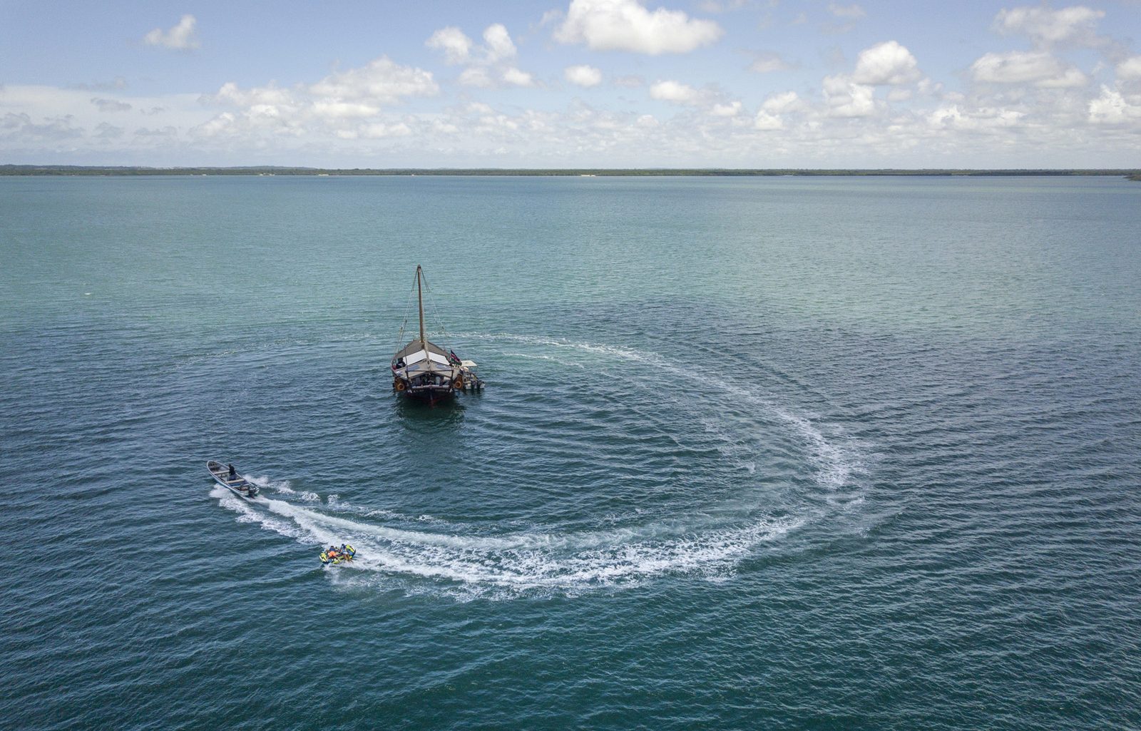 Lamu Archipelago, Dhow sailing along the Kenyan coast